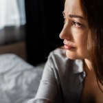 Pojawia się podczas wybudzania, ale i zasypiania. Nawet połowa ludzi doświadczy choć raz w życiu