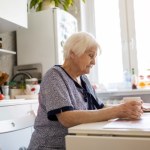 Pojawiają się rano i mogą świadczyć o problemach z mózgiem. Szczególnie ważne u seniorów