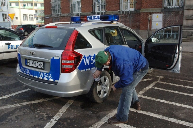 Pojawienie się Kii cee'd w szeregach polskiej policji było wielkim wydarzeniem 10 lat temu. Część z tych aut nadal pełni służbę, ale to tylko jeden z wielu problemów, na który zwróciła uwagę Najwyższa Izba Kontroli /Radek Koleśnik /Reporter