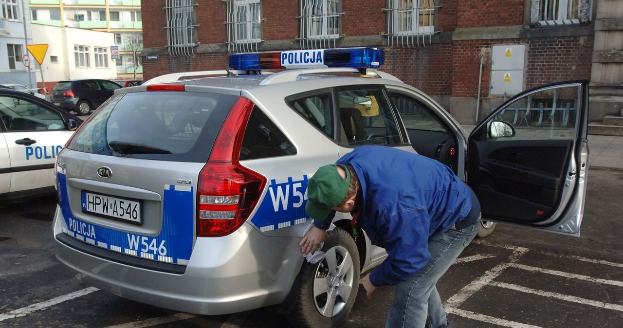 Pojawienie się Kii cee'd w szeregach polskiej policji było wielkim wydarzeniem 10 lat temu. Część z tych aut nadal pełni służbę, ale to tylko jeden z wielu problemów, na który zwróciła uwagę Najwyższa Izba Kontroli /Radek Koleśnik /Reporter