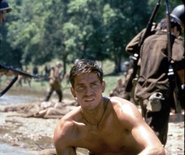 Pojawił się też jako Warren, najmłodszy z braci Earpów, w westernie "Wyatt Earp" Lawrence'a Kasdana. Następnie aktor zagrał niewielką rolę pilota w filmie akcji z Seanem Connery i Nicholasem Cagem "The Rock" . W "G.I. Jane" Ridleya Scotta, z Demi Moore w głównej roli, aktor pojawił się jako jeden z rekrutów. 

Za rolę szeregowca Witta w filmie wojennym "Cienka czerwona linia" (na zdjęciu) nominowano go do nagrody związku krytyków filmowych w Chicago dla najbardziej obiecującego aktora. 