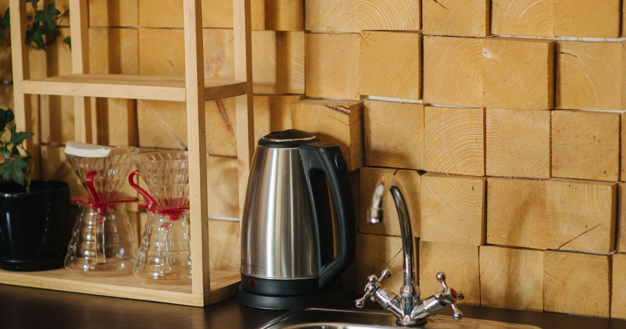 Pojawiła się nowoczesna alternatywa dla czajników elektrycznych. To bateria z funkcją wrzątku. /Pixel