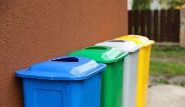 Pojawiły się białe pojemniki do segregacji odpadów. Wiesz, co do nich wrzucać?