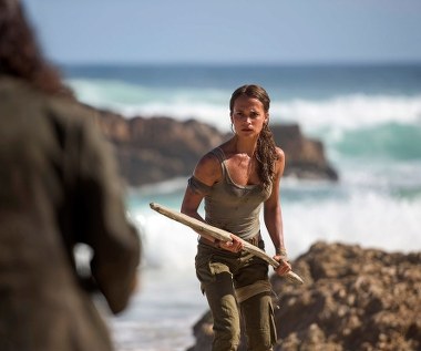 Pojawiły się pierwsze oficjalne fotosy z filmu "Tomb Rider". W tytułową postać wcieli się Alicia Vikander.

"Nasz film wniesie coś nowego i świeżego do postaci Lary Croft" - zdradziła jeszcze przed rozpoczęciem zdjęć serwisowi Hitfix Alicia Vikander. "Poruszymy bardziej emocjonalne aspekty tej postaci, a widzowie będą ją mogli poznać znacznie lepiej" - stwierdziła aktorka.