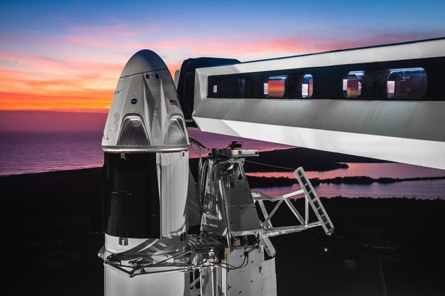 Pojazd Crew Dragon na szczycie rakiety Falcon 9, dwa dni przed startem /Space X /Materiały prasowe