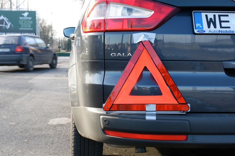 Pojazd holowany musi być oznaczony z tyłu po lewej stronie trójkątem ostrzegawczym. /Motor