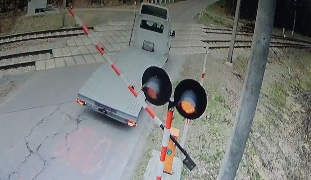 Pojazd iveco wjeżdża na tory, mimo czerwonego światła i opadającego szlabanu /Policja Podkarpacka /Policja