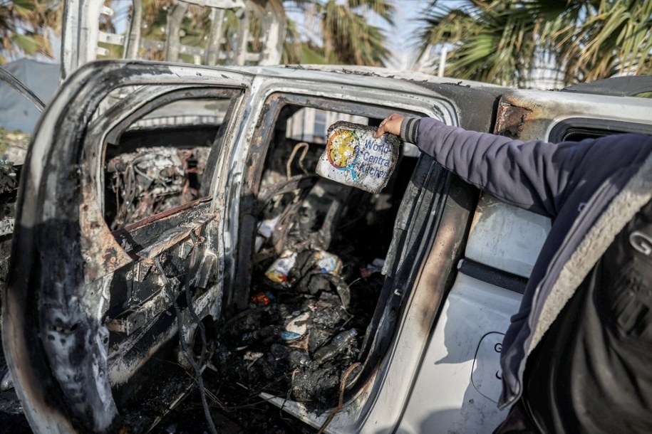 Pojazd, którym jechali pracownicy organizacji World Central Kitchen /ABACA/EAST NEWS /East News