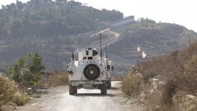 Pojazd misji pokojowej trafiony przez siły izraelskie. 