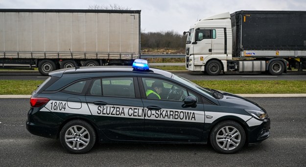 Pojazd służby celno-skarbowej przy kolejce ciężarówek na obwodnicy Przemyśla, których kierowcy oczekują na przekroczenie polsko-ukraińskiego przejścia granicznego w Medyce /Darek Delmanowicz /PAP