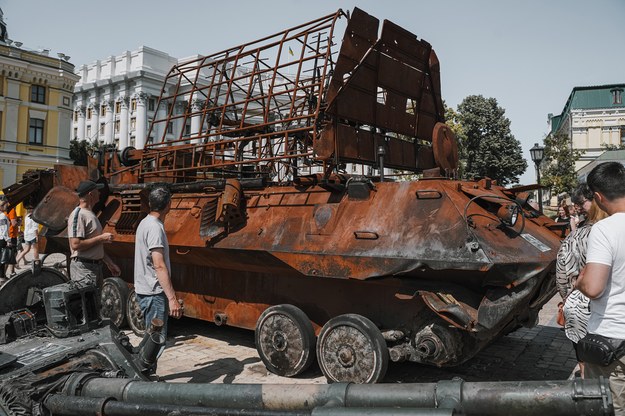 Pojazd systemu walki radioelektronicznej Rtuć-BM na wystawie zniszczonego rosyjskiego sprzętu wojskowego w centrum Kijowa /Vladyslav Karpovych /PAP