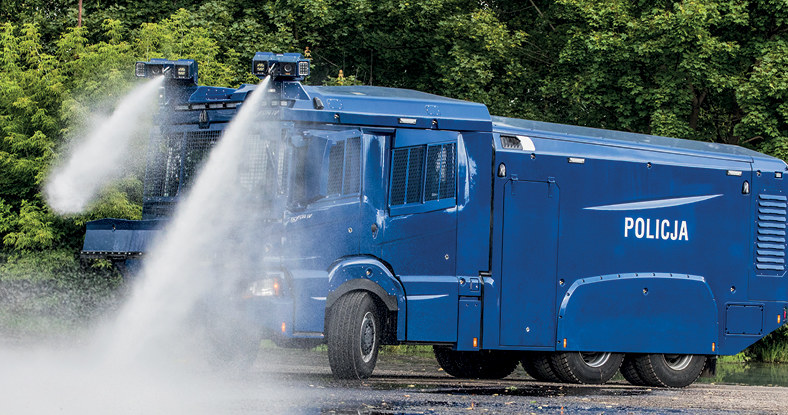 Pojazd Tajfun IV jest wyposażony w dwie armatki wodne /Policja