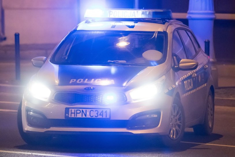 Pojazd uprzywilejowany, który nie uczestniczy w ruchu (stoi) może mieć wyłaczone sygnały dźwiękowe /Wojciech Stróżyk /Reporter   /Agencja SE/East News