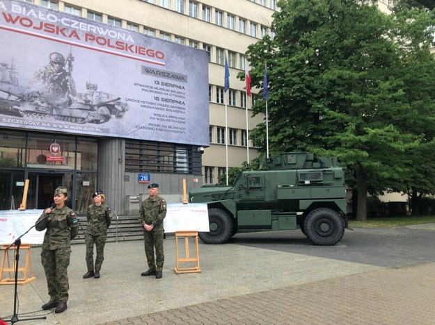 Pojazd wojskowy typu MRAP przed siedzibą MON w Warszawie. Ten pojazd też będzie można zobaczyć w czasie defilady /Michał Dobrołowicz /RMF FM