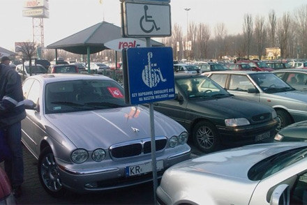 Pojazd zaparkowany na miejscu przeznaczonym dla osób niepełnosprawnych  będzie odholowywany /poboczem.pl