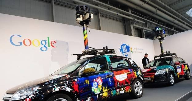 Pojazdy Google wykonujące zdjęcia dla usługi Street View przechwytują prywatne dane z sieci Wi-Fi /AFP