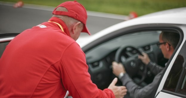 Pojazdy i przedmioty odbite w lusterkach nie zawsze odpowiadają ich faktycznym rozmiarom, co wpływa na ocenę odległości przy dokonywaniu manewrów. /Skoda