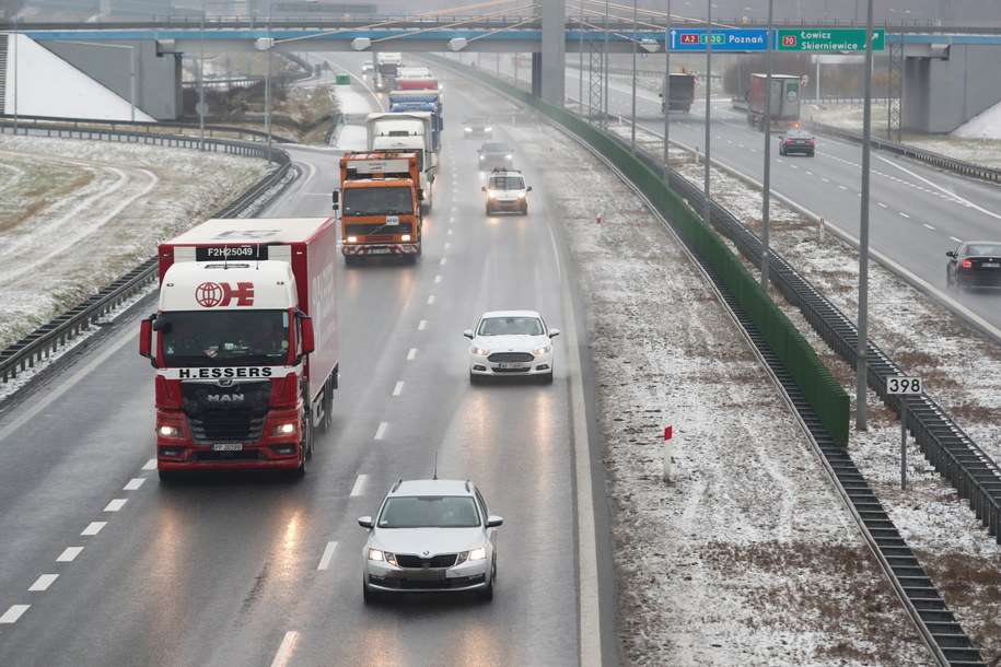 Pojazdy na autostradzie A2 przy Obwodzie Utrzymania Autostrady w Nieborowie /Marian Zubrzycki /PAP