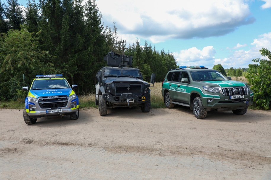 Pojazdy policji i Straży Granicznej w Dubiczach Cerkiewnych /Artur Reszko /PAP