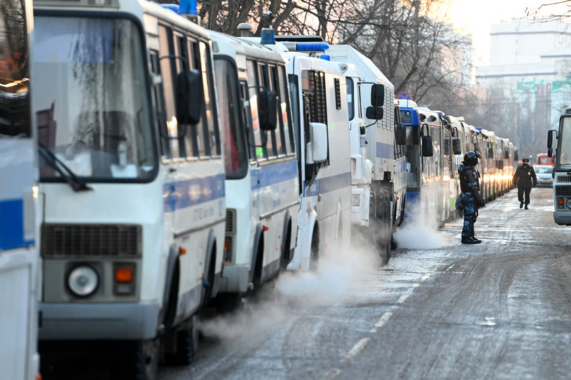 Pojazdy policyjne przed Moskiewskim Sądem Miejskim /Kirill Kudryavtsev /AFP