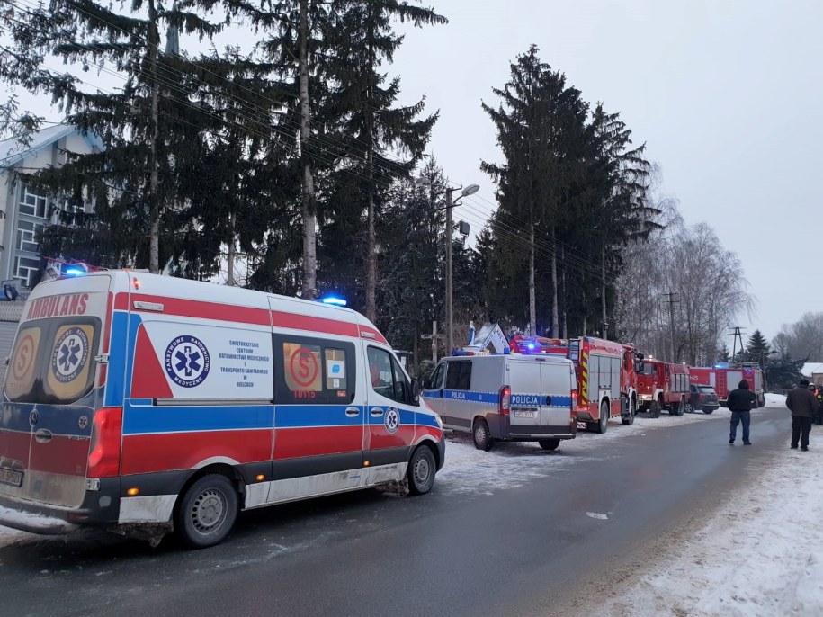 Pojazdy Straży Pożarnej, Policji i Pogotowia Ratunkowego podczas akcji ratowniczej w kościele w miejscowości Borusowa (pow. dąbrowski), /foto. KPSP Dąbrowa Tarnowska /PAP