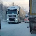 Pojazdy utknęły w 85-kilometrowym korku. Na zewnątrz siarczysty mróz