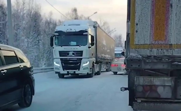 Pojazdy utknęły w 85-kilometrowym korku. Na zewnątrz siarczysty mróz