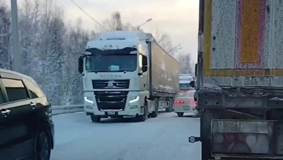 Pojazdy utknęły w 85-kilometrowym korku. Na zewnątrz siarczysty mróz