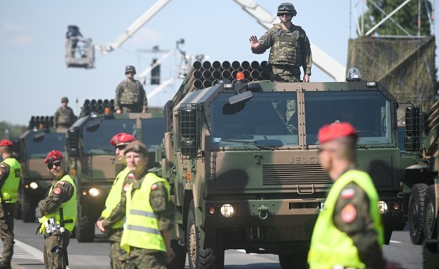 Pojazdy wojskowe na drogach. Armia apeluje i ostrzega