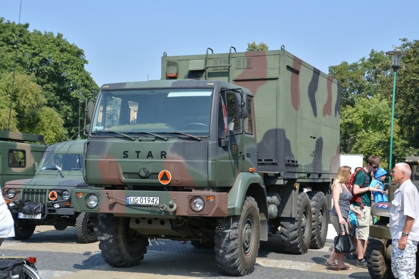 Pojazdy wojskowe pojawią się na ulicach w długi weekend majowy. Nie należy ich jednak fotografować, ani udostępniać pozyskanych materiałów /123RF/PICSEL