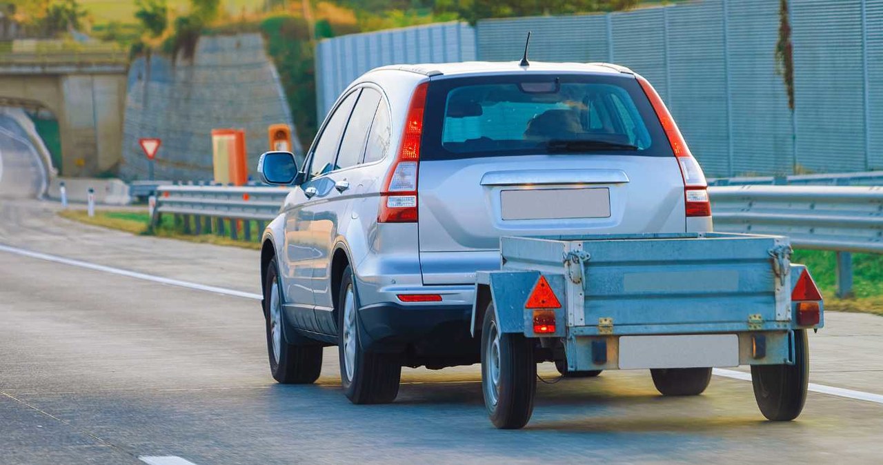 Pojazdy z przyczepami na autostradach i drogach ekspresowych nie mogą rozpędzać się powyżej 80 km/h. /123RF/PICSEL