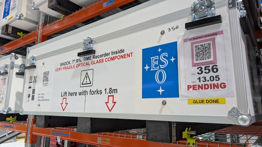 Pojedyncza skrzynia z elementem zwierciadła głównego, przechowywane w ELT Technical Facility w Obserwatorium Paranal. /Fot. Grzegorz Jasiński /RMF FM