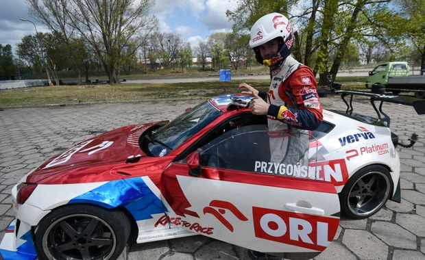 Pojedynek na pustyni: Snowboard kontra auto terenowe!