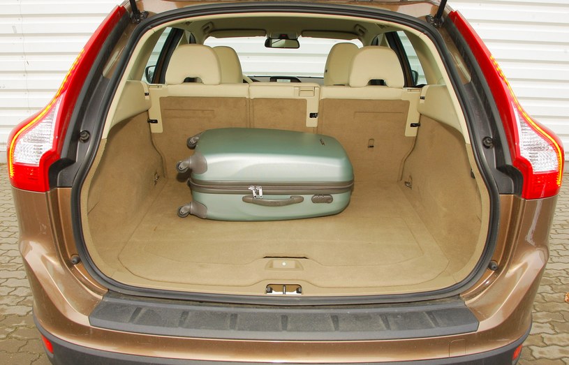 Pojemność bagażnika: 495-1455 l. W podłodze zabudowane są uchwyty. /Motor