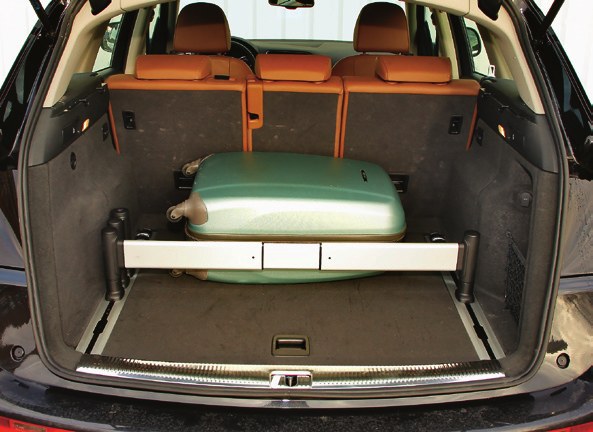 Pojemność bagażnika: 540 l. Widoczna przesuwana aluminiowa belka to opcja. /Motor