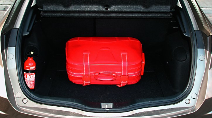 Pojemność bagażnika wersji 5d wynosi 455-1320 l. Jest pojemny, bo zbiornik paliwa trafił pod kanapę. /Motor