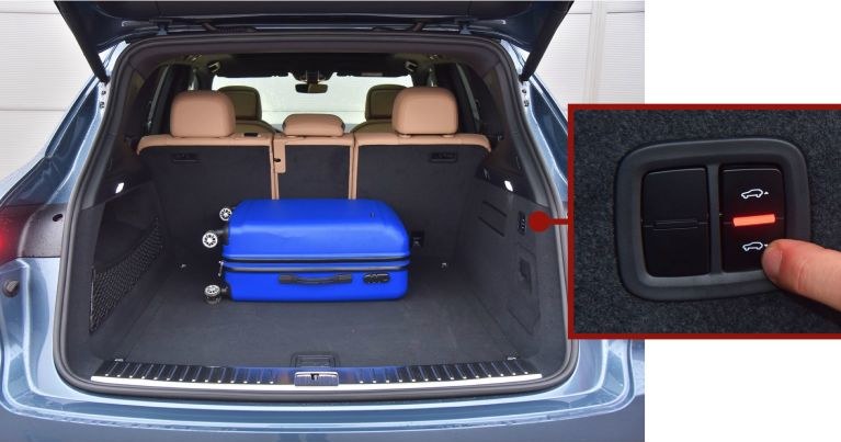 Pojemny, 770-litrowy bagażnik ma regularny kształt i dodatkowe schowki. Przydatne: klawiszami w burcie można opuścić tył auta. /Motor
