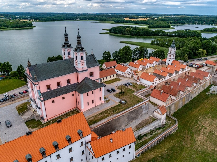 Pokamedulski Zespół Klasztorny w Wigrach widziany z lotu ptaka /Shutterstock