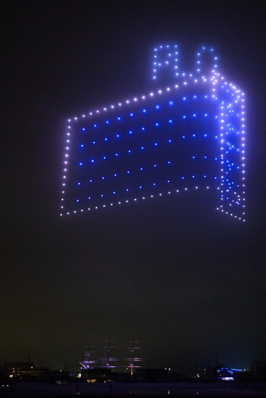 Pokaz dronów na plaży miejskiej w Gdyni / 	Adam Warżawa    /PAP