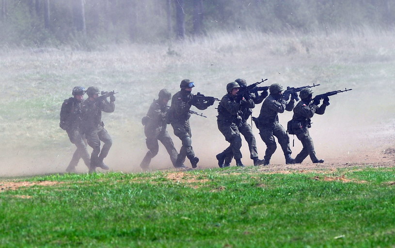 Pokaz działania oddziałów szturmowych polsko-kanadyjskich na poligonie w Drawsku Pomorskim /Marcin Bielecki /PAP