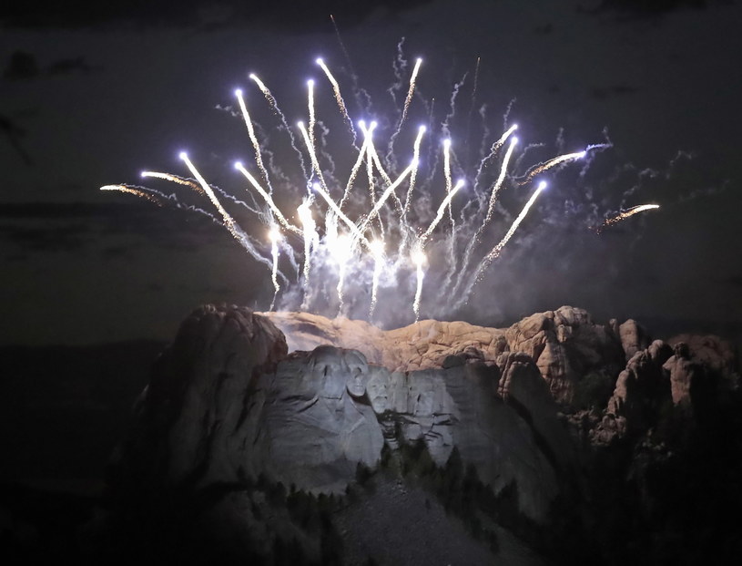 Pokaz fajerwerków pod górą Mount Rushmore /TANNEN MAURY  /PAP