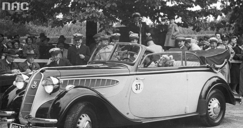 Pokaz i konkurs piękności samochodów i motocykli w Warszawie. Samochód BMW z kierowcą Krystyną Walewską, który zdobył w konkursie pierwsze miejsce, 1938 /Z archiwum Narodowego Archiwum Cyfrowego