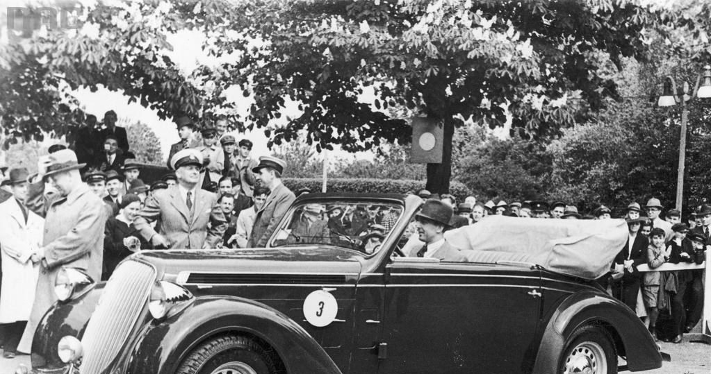 Pokaz i konkurs piękności samochodów w parku im. Ignacego Jana Paderewskiego w Warszawie. Aktor Aleksander Żabczyński za kierownicą wyróżnionego samochodu Steyr, 1939 /Z archiwum Narodowego Archiwum Cyfrowego