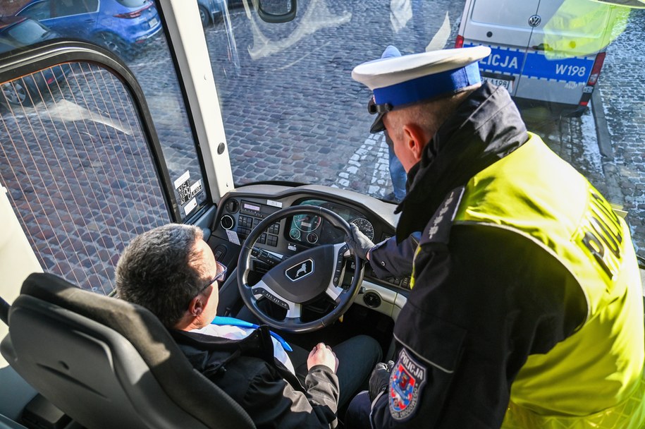 Pokaz kontroli autokaru podczas briefingu prasowego dot. działań szczecińskiej Policji na rzecz bezpieczeństwa podczas tegorocznych ferii zimowych /Marcin Bielecki /PAP