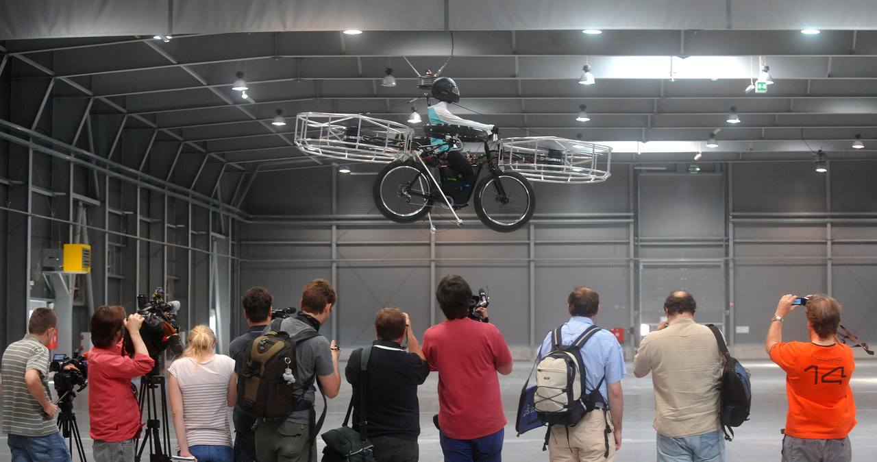Pokaz latającego roweru dla prasy /AFP