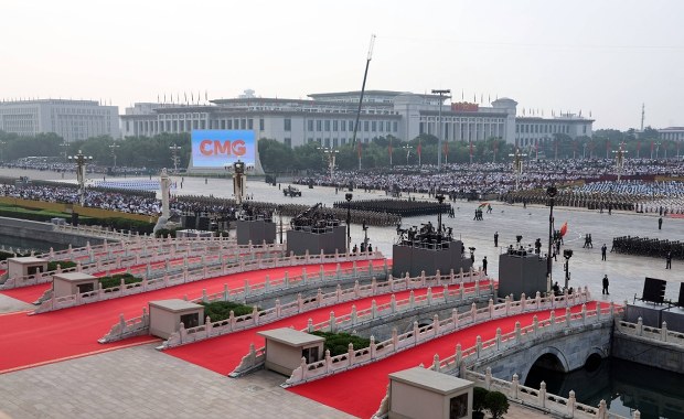 Pokaz siły podczas defilady na Tiananmen. "Potęga Chin będzie potwierdzona, kiedy sprawdzi się w boju"