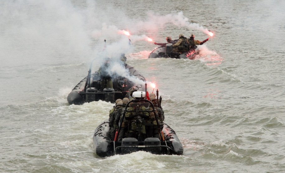 Pokaz sprawności bojowej komandosów /Stanisław Rozpędzik /PAP