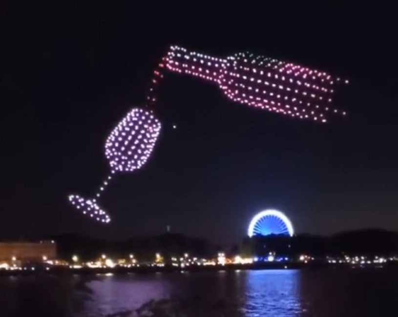 Pokaz "świetlnych dronów" na francuskim Bordeaux przejdzie do historii. /Twitter
