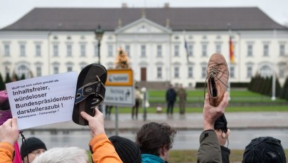 "Pokazać Wulffowi but - Shoe for you, Mr. President!"
