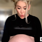 Pokazała brzuch w 28. tygodniu ciąży. Jest ogromny!